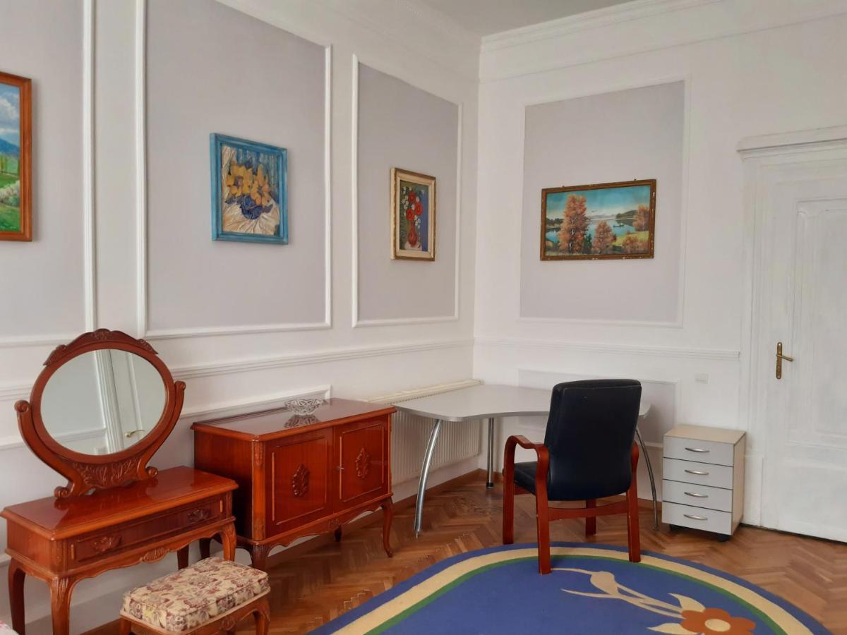 Старовинні Апартаменти У Центрі Міста أوزهورود المظهر الخارجي الصورة
